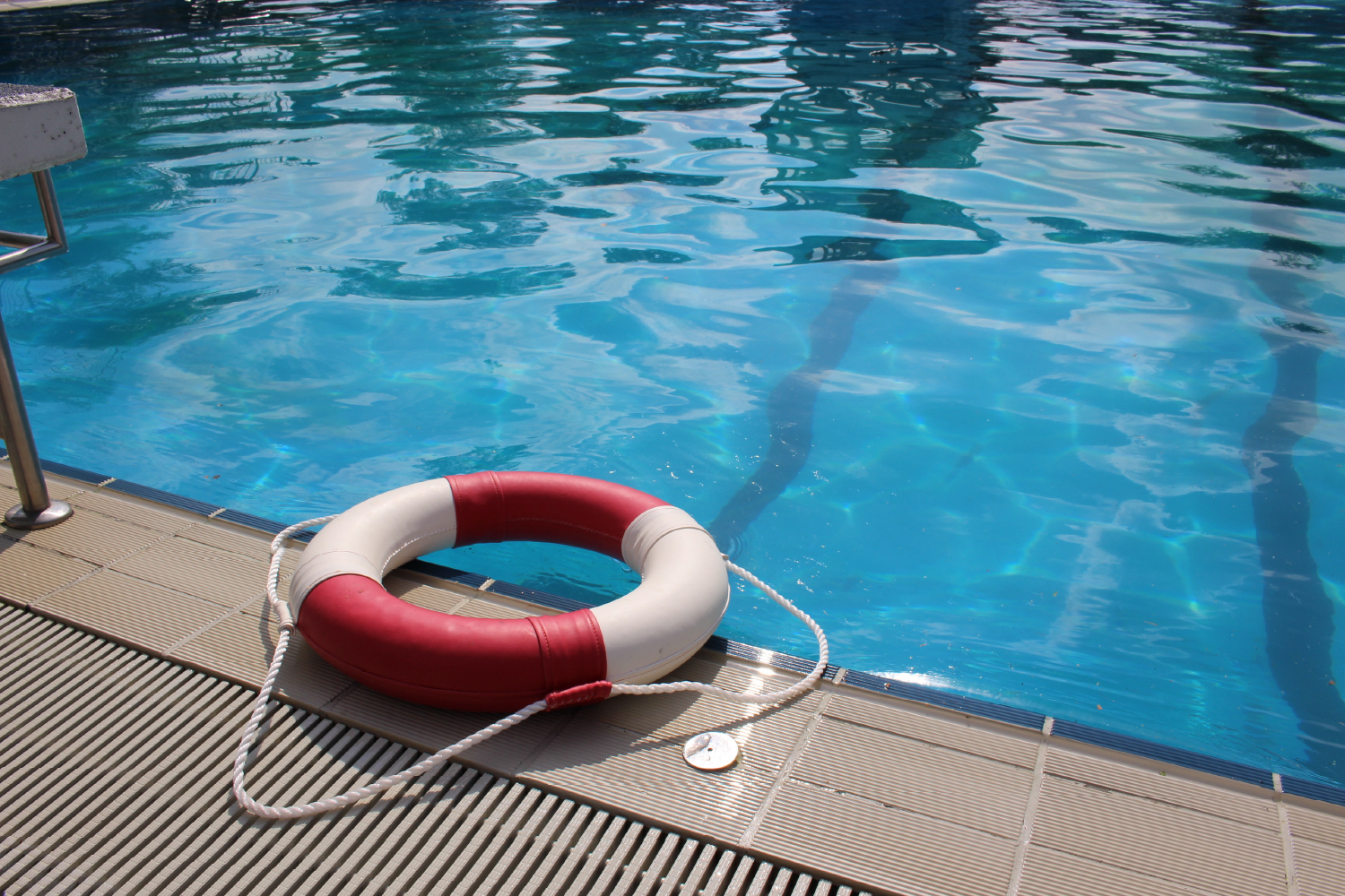 الحاجة إلى منقذي سباحة مؤهلين في حمامات السباحة في دولة الإمارات